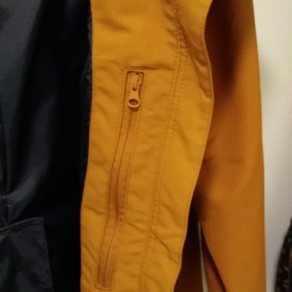 Columbia Omni-tech raincoat. Medium.  Orange/yellow/gold colour. - Picture 6 of 7